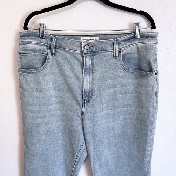 ABERCROMBIE & FITCH THE FLARE ULTRA HIGH RISE JEANS IN LIGHT WASH - 34 - Picture 3 of 9